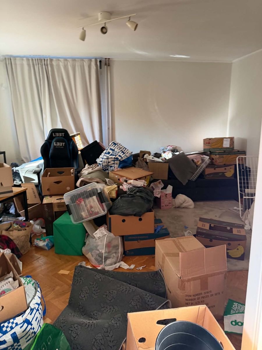 Lägenhet full med bohag före tömningen åt en bostadsrättsförening