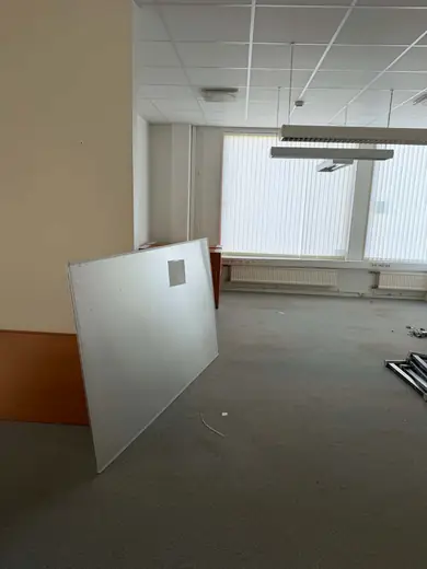 Hornbach, före: skärmvägg och möbler kvar