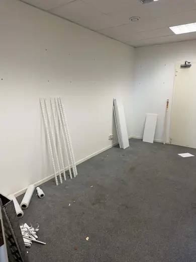 Hornbach, före: lister och skräp på golvet