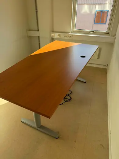 Hornbach, före: skrivbord kvar i rummet