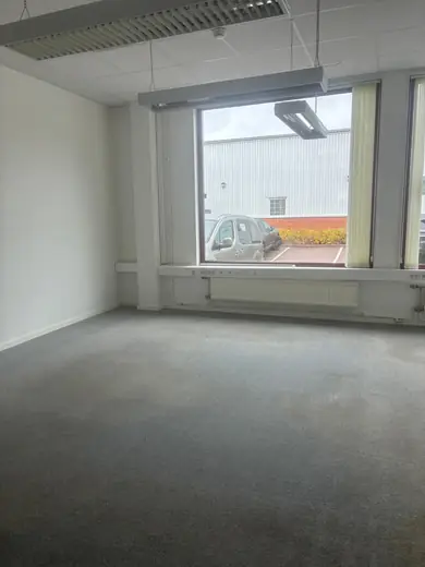 Hornbach, efter: tomt kontorsrum vid fönstret